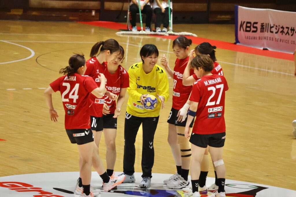 ゴールキーパーを囲んで声をかけ合う選手たち