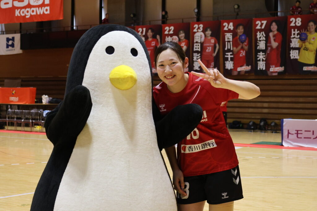 ペンギンのキャラクターと記念撮影する#18 立石恋菜選手