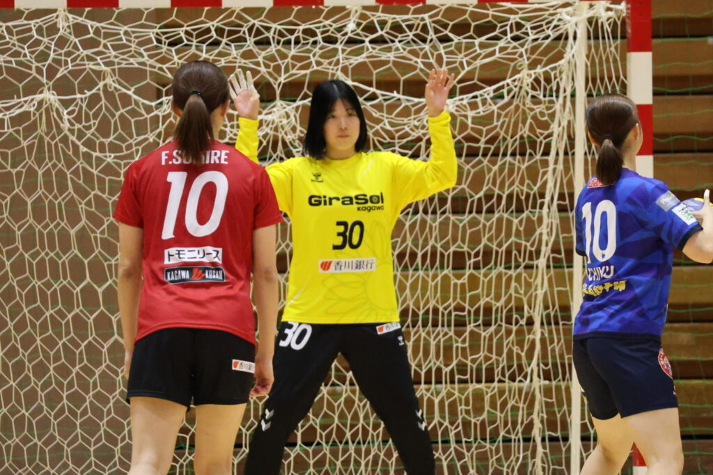 ゴールを守る#30と#10 福井すみれ選手